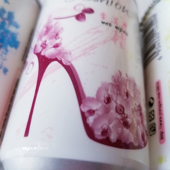 3/$25♥️ Mini Can Portable Fashion Heel Design Sanitizing Wet Wipes Keychain New - Picture 12 of 13